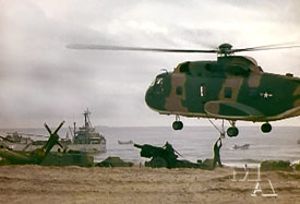 Vietnam photo of a USAF CH-3 Jolly Green Giant lifting a Marine artillery piece off the beach